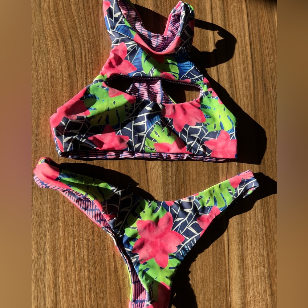 Fun reversible bikini set!